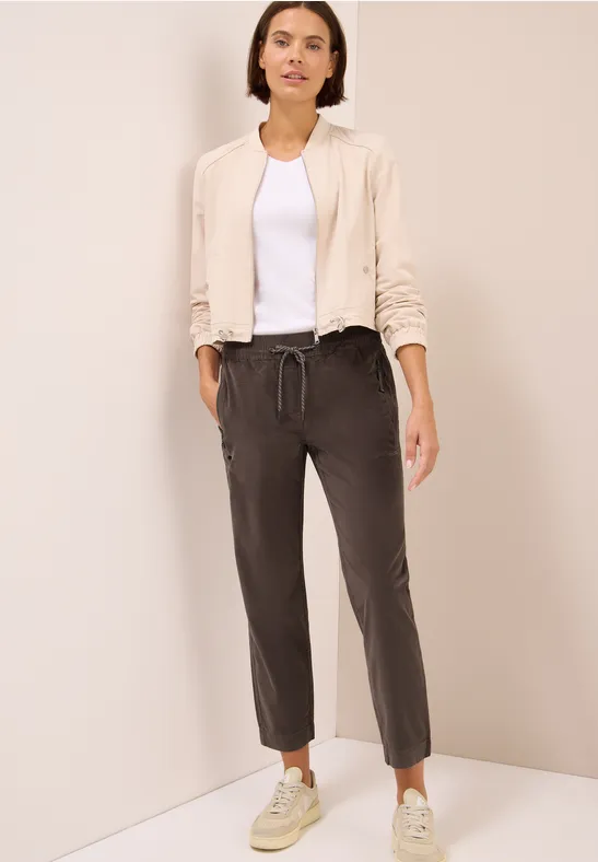 Cordhose im Causal Fit misty taupe