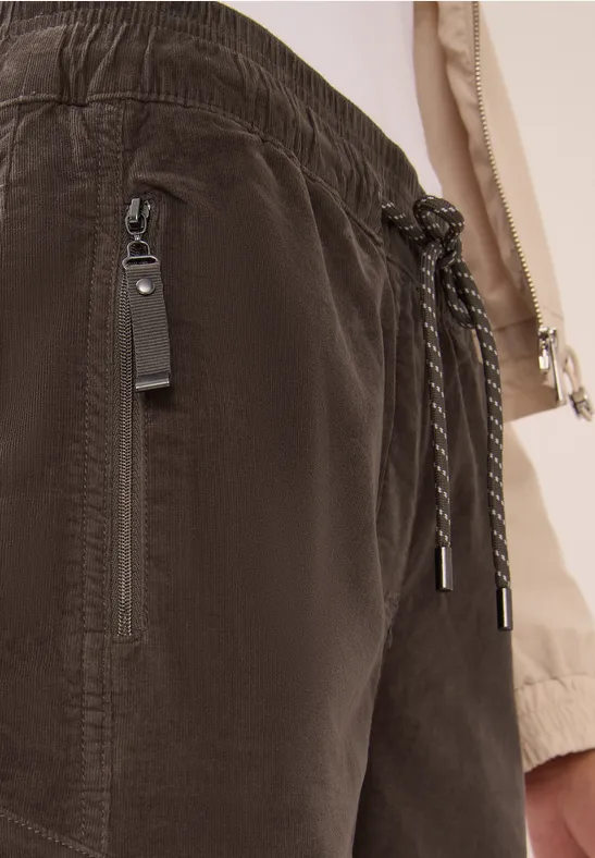 Cordhose im Causal Fit misty taupe