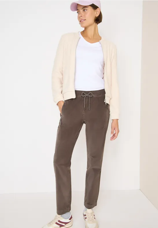 Cordhose im Causal Fit misty taupe