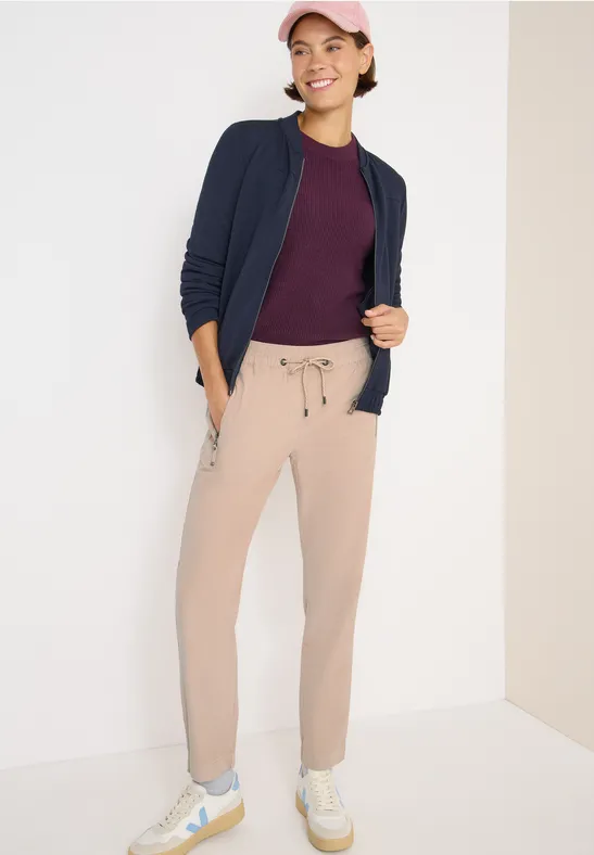 Cordhose im Causal Fit eggshell white