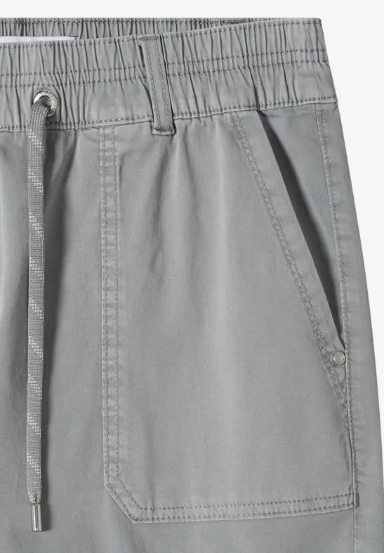 Graue Shorts mit elastischem Bund, Kordelzug und seitlichen Eingriffstaschen.