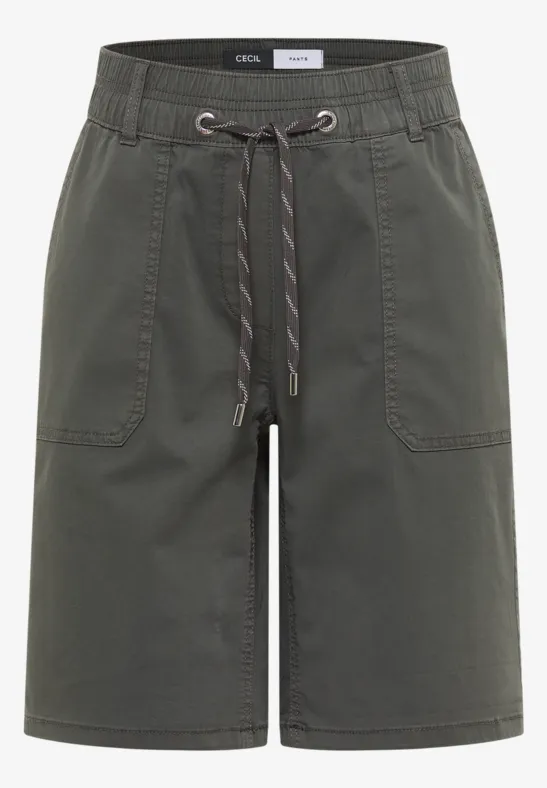 Dunkelgrüne knielange Herren-Shorts mit Tunnelzugbund und aufgesetzten Taschen.