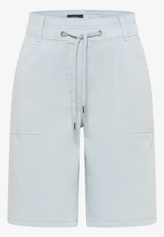 Hellblaue, knielange Shorts mit Kordelzug und aufgesetzten Taschen.