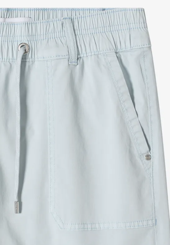 Helle, pastellblaue, elastische Shorts mit Kordelzug und seitlichen Taschen.