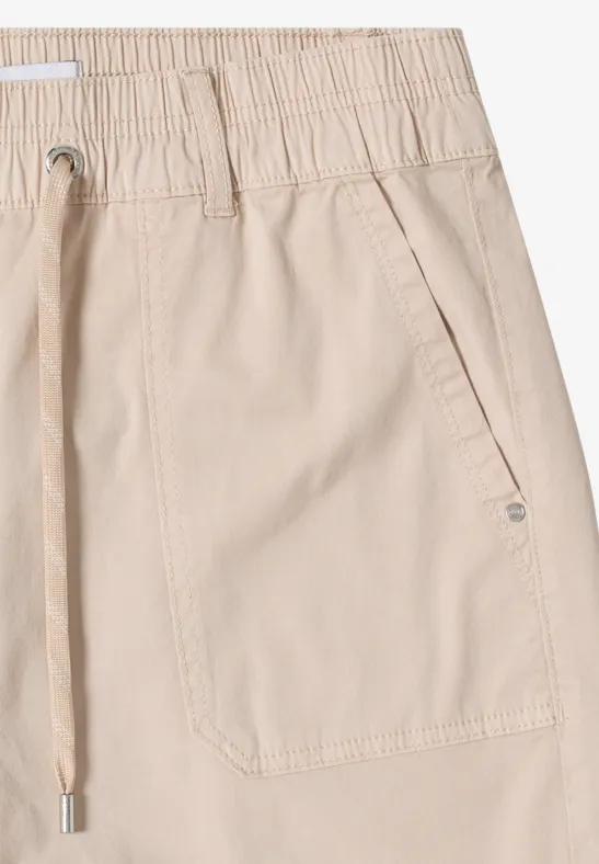 Beige kurze Hose mit elastischem Bund, Kordelzug und seitlicher Tasche.