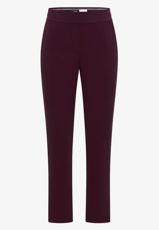 Schlichte, schwarze, gerade geschnittene Hose mit schmalem Fuß aus glattem Stoff.