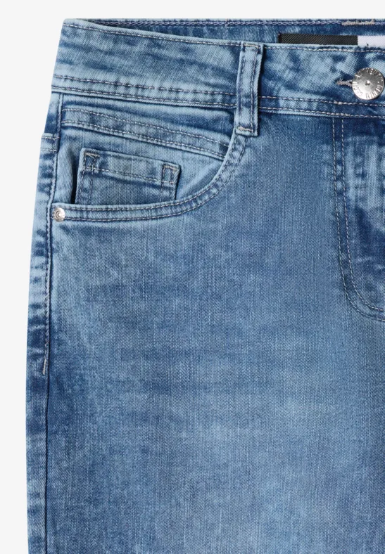 Detailaufnahme blauer Jeans mit vorderer Tasche, Münztasche, Gürtelschlaufen und Nahtverarbeitung.