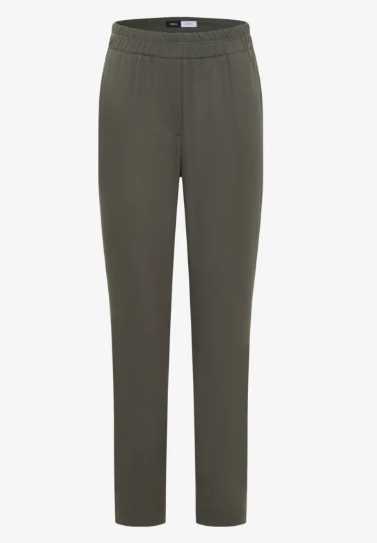 Eine schlichte olivgrüne Hose mit elastischem Bund und geradem Bein.