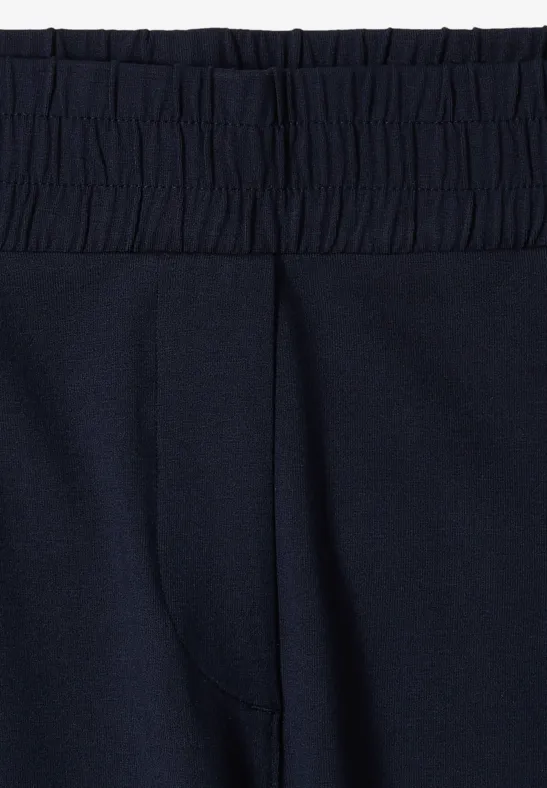 Nahaufnahme eines marineblauen Hosenbunds mit elastischem Taillenbereich.