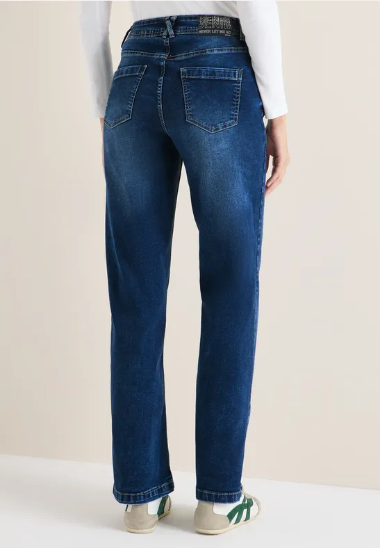 Rückansicht einer Person in dunkelblauer High-Waist-Jeans mit geradem Bein.