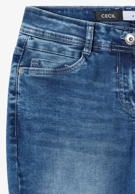 Nahaufnahme einer blauen Jeans mit vorderer Tasche und sichtbarem Markenlabel