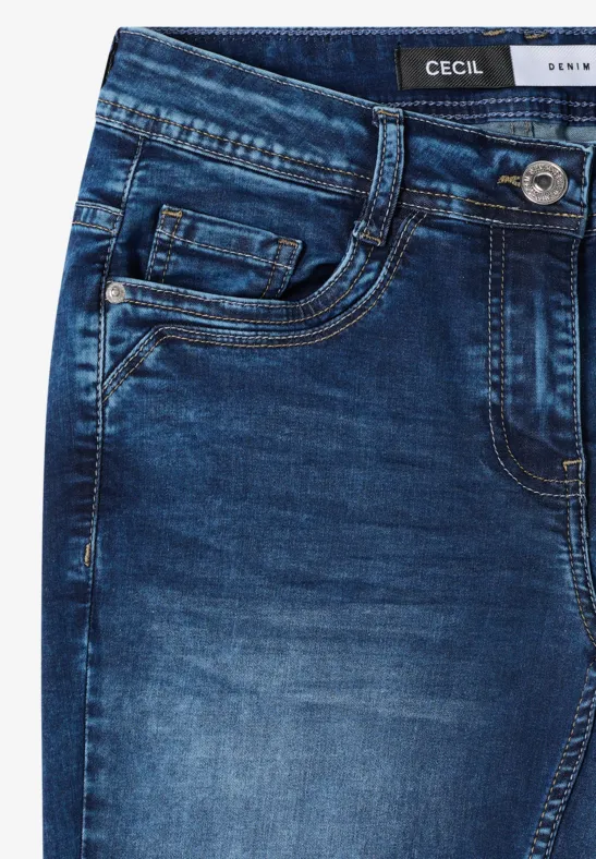 Jean en denim bleu avec poche avant, surpiqûres décoratives, bouton métal et étiquette 'Cecil Denim'.