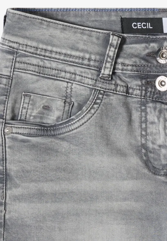 Nahaufnahme einer grauen Denim-Jeans von CECIL mit Taschen und Knöpfen.