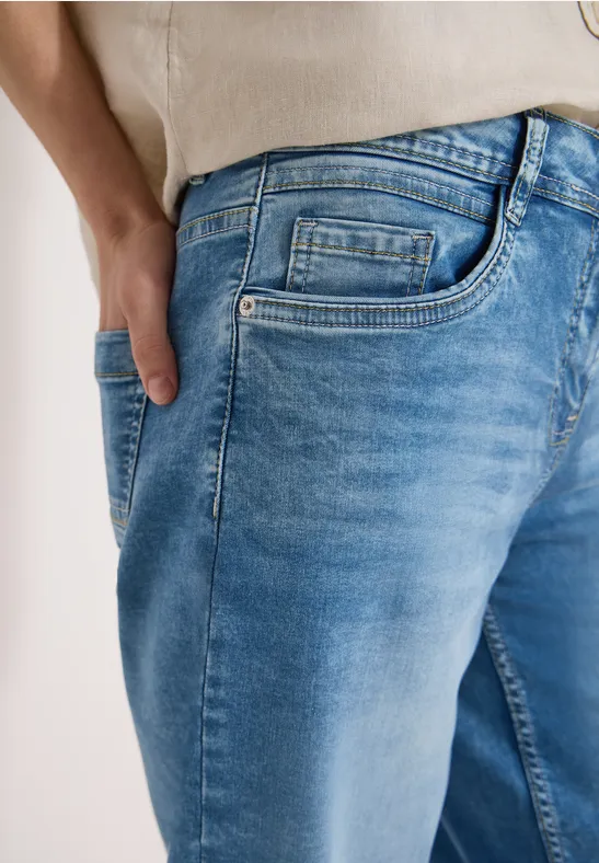 Nahaufnahme blauer Jeans mit Hand in der Tasche.