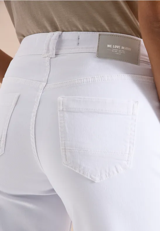Jean blanc ajusté, vue arrière de la taille jusqu’aux cuisses.