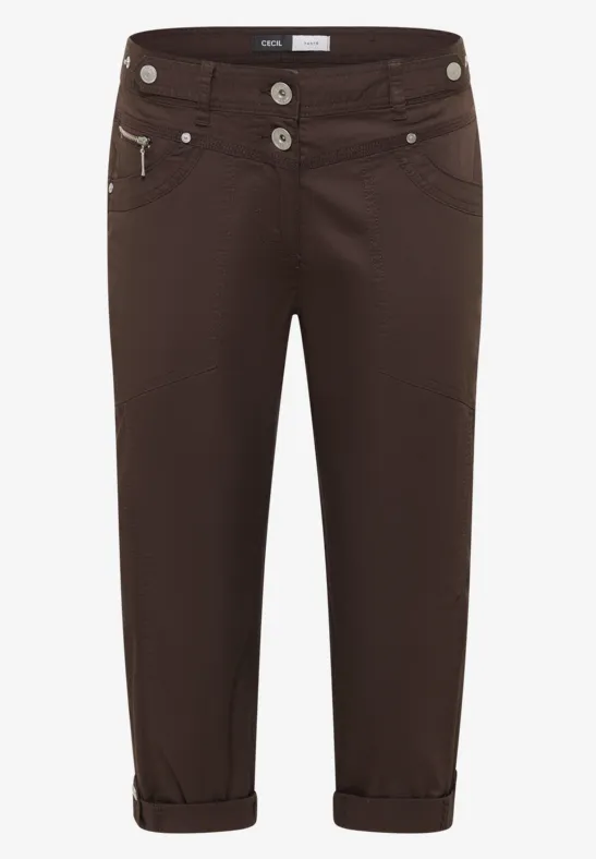 Braune Caprihose mit Reißverschlusstaschen und umgeschlagenem Saum, locker geschnitten.