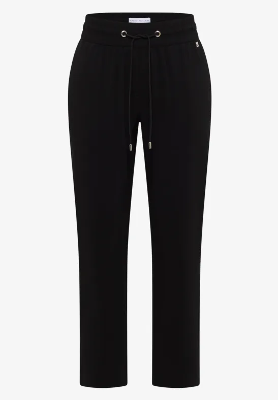 Schwarze Stoffhose mit geradem Schnitt, elastischem Bund und dezenten Gürtelschlaufen.