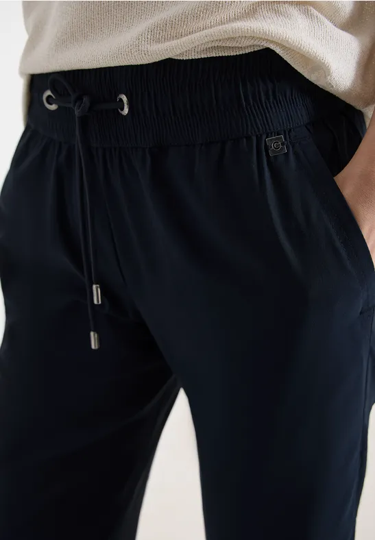 Dunkelblaue Jogginghose mit Kordelzug und seitlicher Tasche.