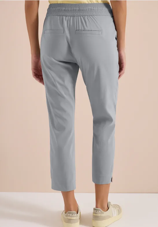 Grau melierte, knöchellange Damenhose mit elastischem Bund, seitlichen Taschen und leicht schlanker Passform.