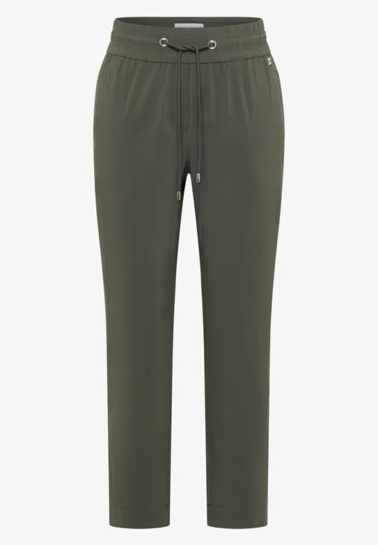 Pantalon chino décontracté vert olive avec taille élastiquée et cordon.