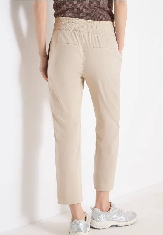 Beige Hose mit elastischem Bund, geradem Schnitt und Knöchellänge aus leichtem Material.