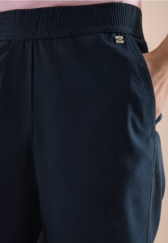Dunkelblaue, leichte Freizeithose mit elastischem Bund, seitlicher Tasche und kleinem Markenlogo.