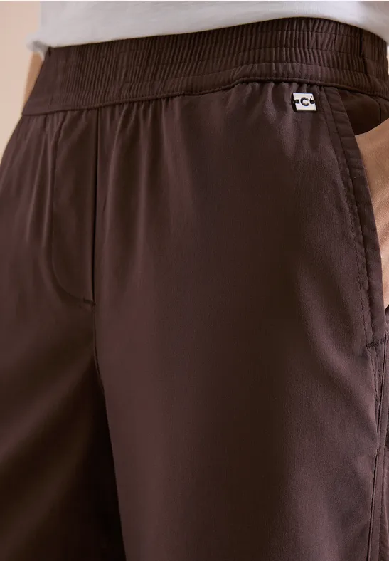 Dunkelbraune Jogginghose mit elastischem Bund und seitlicher Tasche.