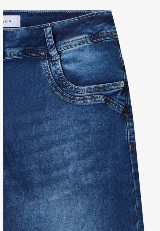 Nahaufnahme einer blauen Jeans mit Tasche und sichtbaren Nähten.