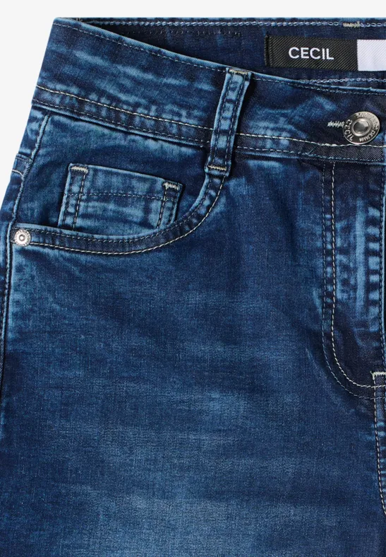 Nahaufnahme einer blauen Denim-Jeans mit Münztasche und Markenlabel