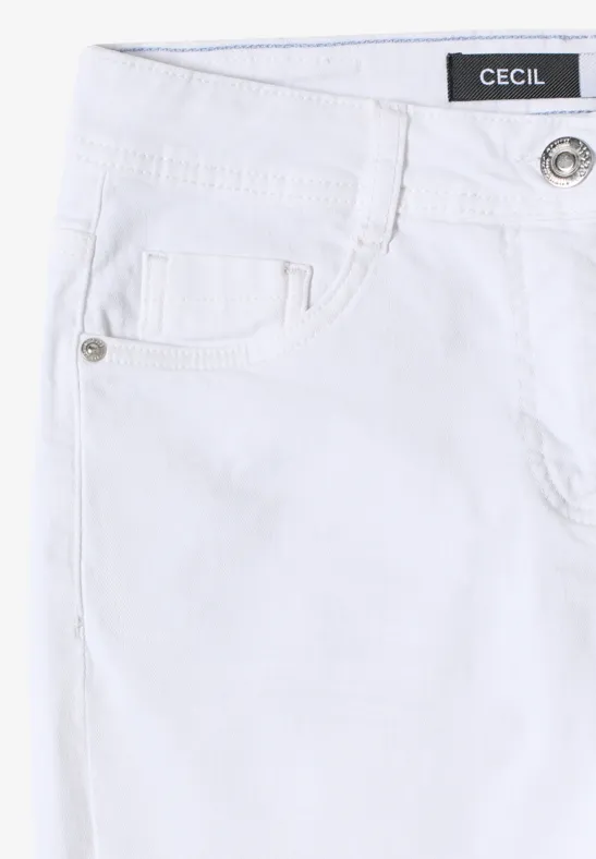 Weiße Jeans mit Gürtelschlaufen, Fronttaschen, silbernem Knopf und 'Cecil'-Label am Bund.