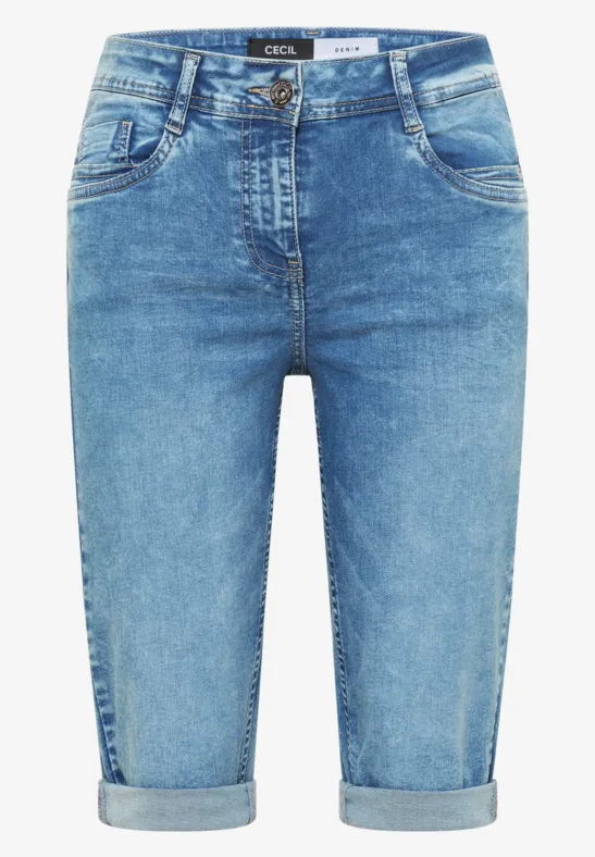 Knielange, hellblaue Jeans-Shorts mit Umschlag und geradem Schnitt.