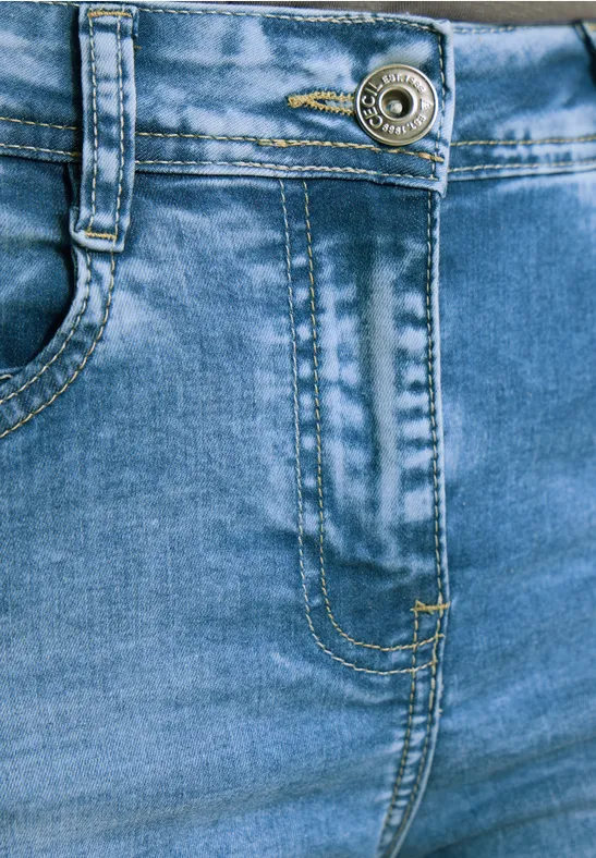 Nahaufnahme einer blauen Jeanshose mit Knopf und Gürtelschlaufen.