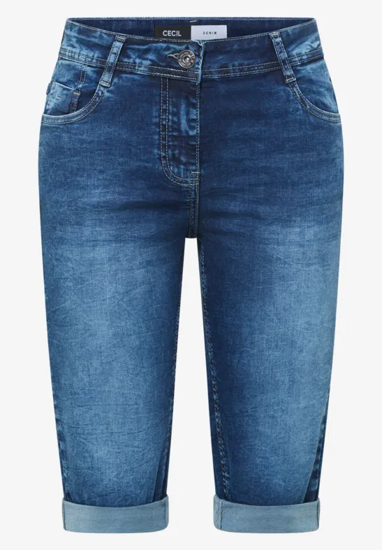 Modische blaue Denim-Bermuda-Shorts mit umgekrempelten Beinsäumen und seitlichen Taschen.