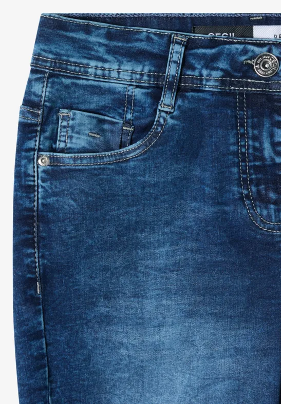 Nahaufnahme einer blauen Jeanshose mit Vordertasche und Gürtelschlaufen.