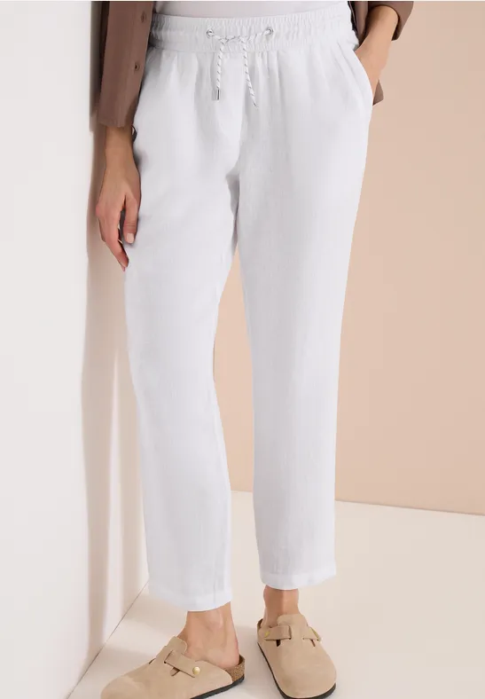 Weiße Stoffhose mit elastischem Bund, geradem Schnitt und seitlichen Taschen.