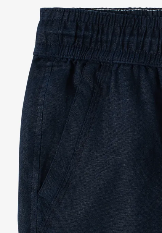 Dunkelblaue Hose aus Jeansstoff mit elastischem Bund und seitlicher Tasche.