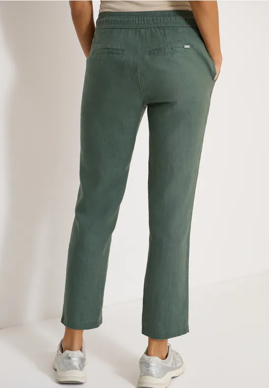 Personne porte un pantalon vert foncé, coupe droite, avec poches.
