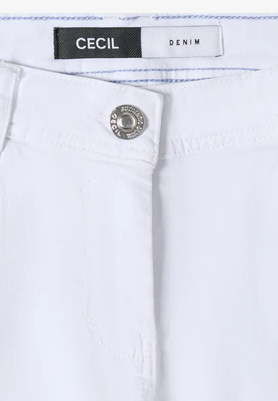 Gros plan d'un jean en denim blanc avec bouton métallique et étiquette de marque 'Cecil Denim'.