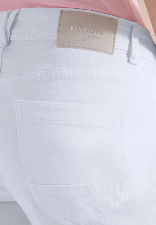 Jean blanc taille haute avec poche arrière et étiquette en cuir à la taille