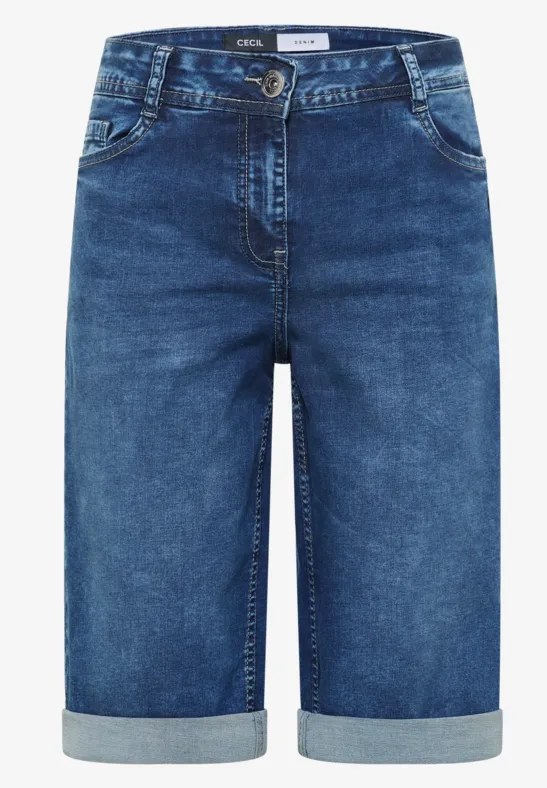 Bermuda en jean bleu mi-long avec ourlets retroussés.