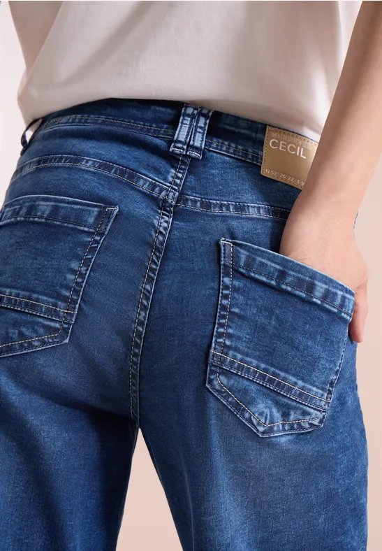 Vue arrière d’une personne portant un jean bleu avec poches arrière.