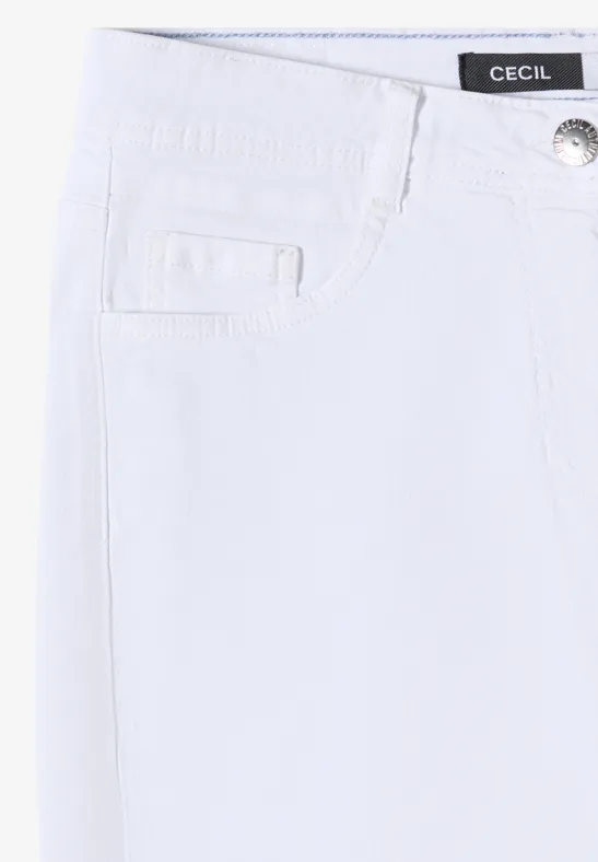 Weißer Bund einer Damenjeans mit Taschen, Metallknopf und Cecil-Label in Nahaufnahme.