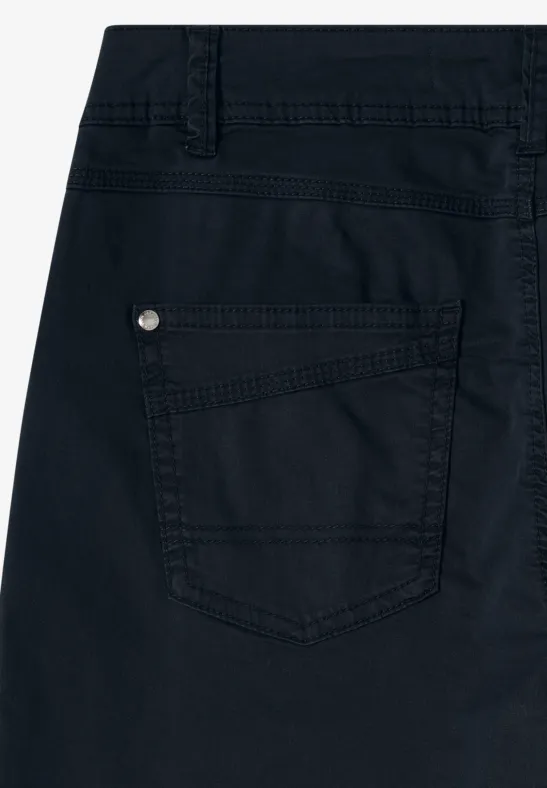 Dunkelblaue Hose mit Gesäßtasche, Ziernaht und metallischem Knopf.