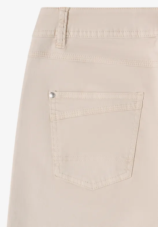 Beige Hose aus Denim mit Gesäßtasche, Gürtelschlaufen und Nahtdetails.
