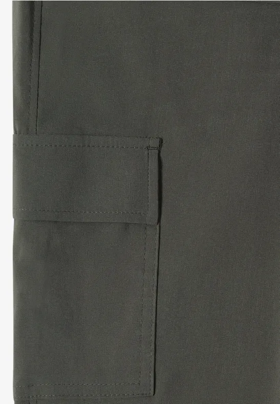 Nahaufnahme einer graugrünen Klapptasche aus robustem Stoff an einer Hose.
