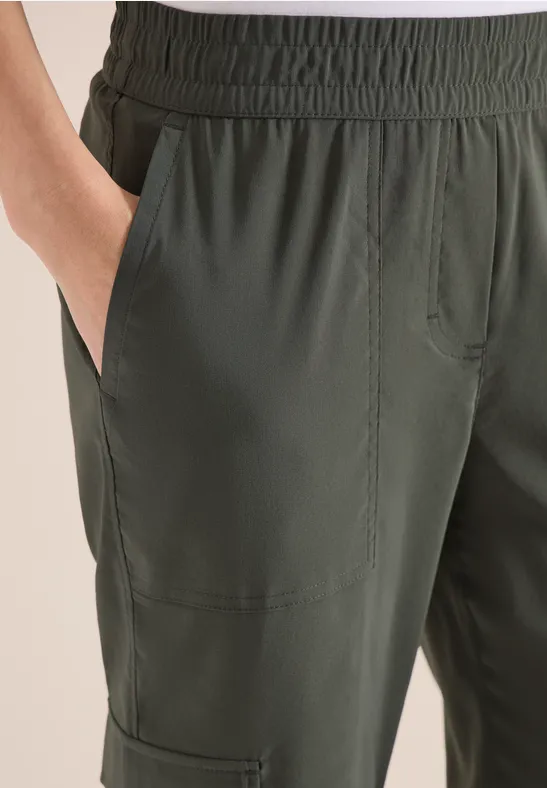 Olivgrüne Freizeithose mit elastischem Bund, Seitentaschen und lockerer Passform.
