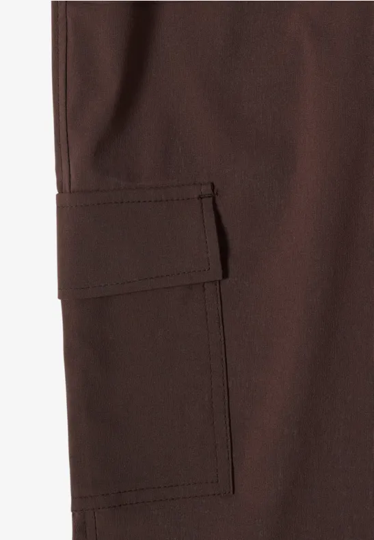 Braune Stoffhose mit aufgesetzter Tasche am Bein