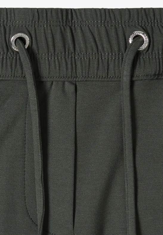 Dunkelgrüne Sweatpants mit elastischem Bund, Tunnelzug und Ösen, mit seitlicher Tasche.