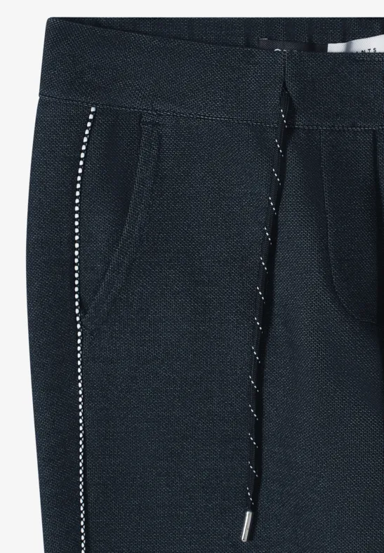 Dunkle Jogginghose mit weißer Paspellierung an der Seite, Tunnelzug und seitlichen Eingrifftaschen.