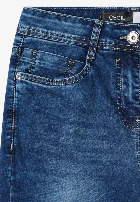 Nahaufnahme einer blauen Jeans mit sichtbarem Markenlabel 'CECIL'.